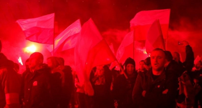 „Polska jest bardziej religijna i nacjonalistyczna niż kiedykolwiek wcześniej”. Nowy program w holenderskiej telewizji