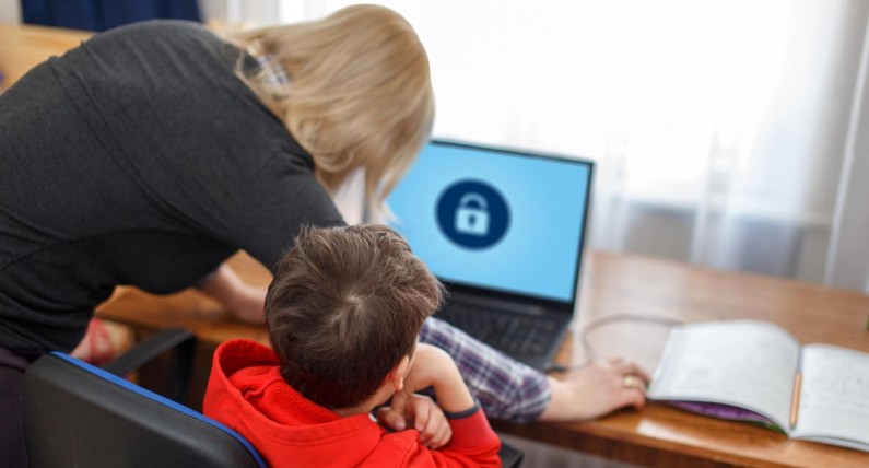 Rodzice częściej kontrolują swoje dzieci w internecie. „To bardzo dobre i potrzebne zjawisko”
