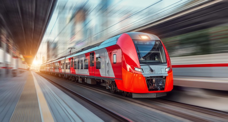 Pasażerowie utknęli w pociągu w trakcie upału. Z powodu braku klimatyzacji zaczęli wybijać szyby