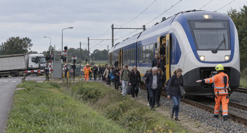 Pociąg uderzył w ciężarówkę w Geldrii. Ewakuowano około 150 pasażerów