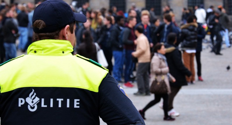 Mężczyzna dźgnięty kawałkiem szkła w Amsterdamie. Zamknięta ulica w centrum