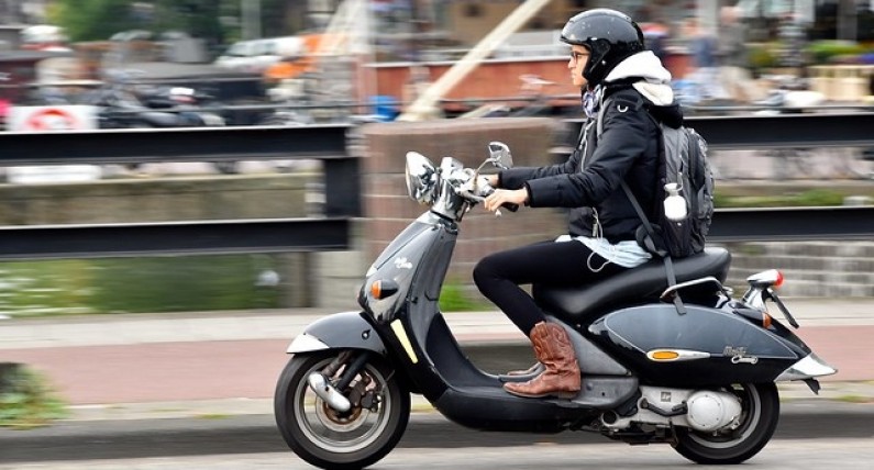 Od dziś nowe przepisy drogowe w Amsterdamie. Za ich złamanie grozi do 95 euro kary