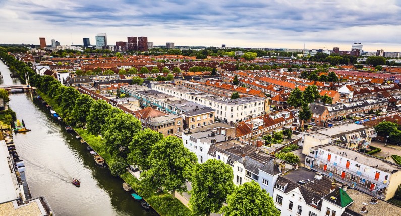 Amsterdam: mieszkańcy jednoczą się, śpiewając z okien i balkonów 