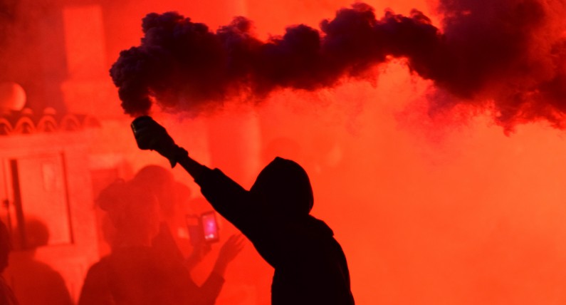 Raport z weekendowych protestów w Niderlandach. Zamieszki na ulicach i ostra interwencja policji