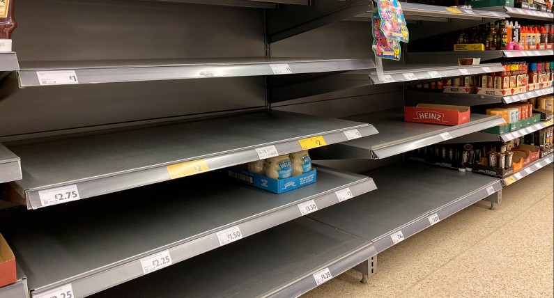 Strajk rolników w Holandii. Policja oddała strzały na proteście, a supermarkety świecą pustkami