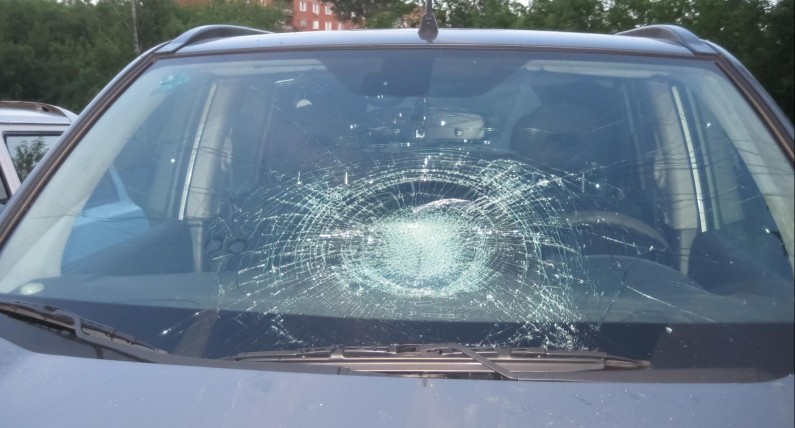 Eindhoven: pijany Polak zignorował czerwone światło i wpadł pod samochód