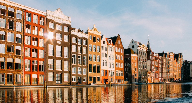 Popularna firma solidaryzuje się z branżą gastronomiczną. W Amsterdamie powstał wyjątkowy taras