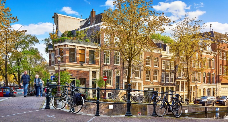 Skutki koronawirusa: coraz więcej osób decyduje się na wyprowadzenie z Amsterdamu