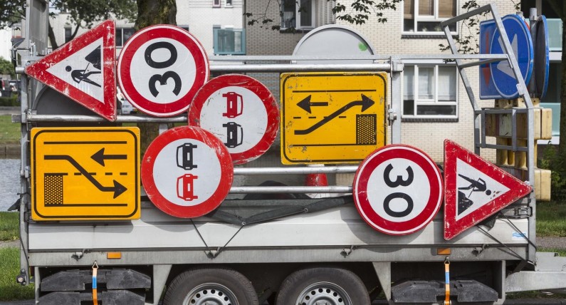 Aż 20 procent z nich jest niepotrzebnych. Nie pomagają, a rozpraszają uwagę na drogach