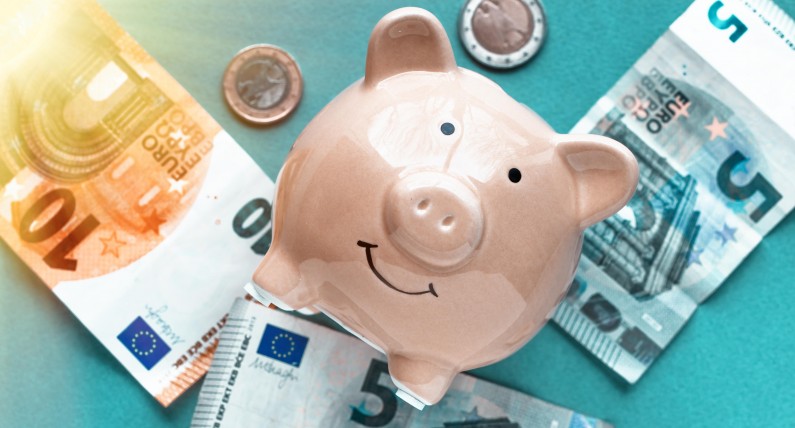 Jak oszczędzać na emigracji? Sposoby na więcej euro w portfelu