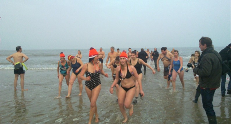 Tradycja nieuwjaarsduik: orzeźwienie po sylwestrowych szaleństwach i wielki skok w Nowy Rok
