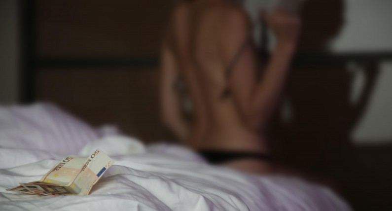 Mężczyzna w Holandii zwolniony za korzystanie w pracy z usług prostytutek. Teraz otrzyma odszkodowanie od firmy