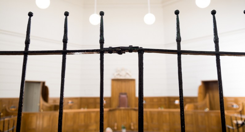 Proces polskiego gangu w Holandii. Przestępcy złapani, bo jeden z nich rozmawiał przez telefon, prowadząc samochód