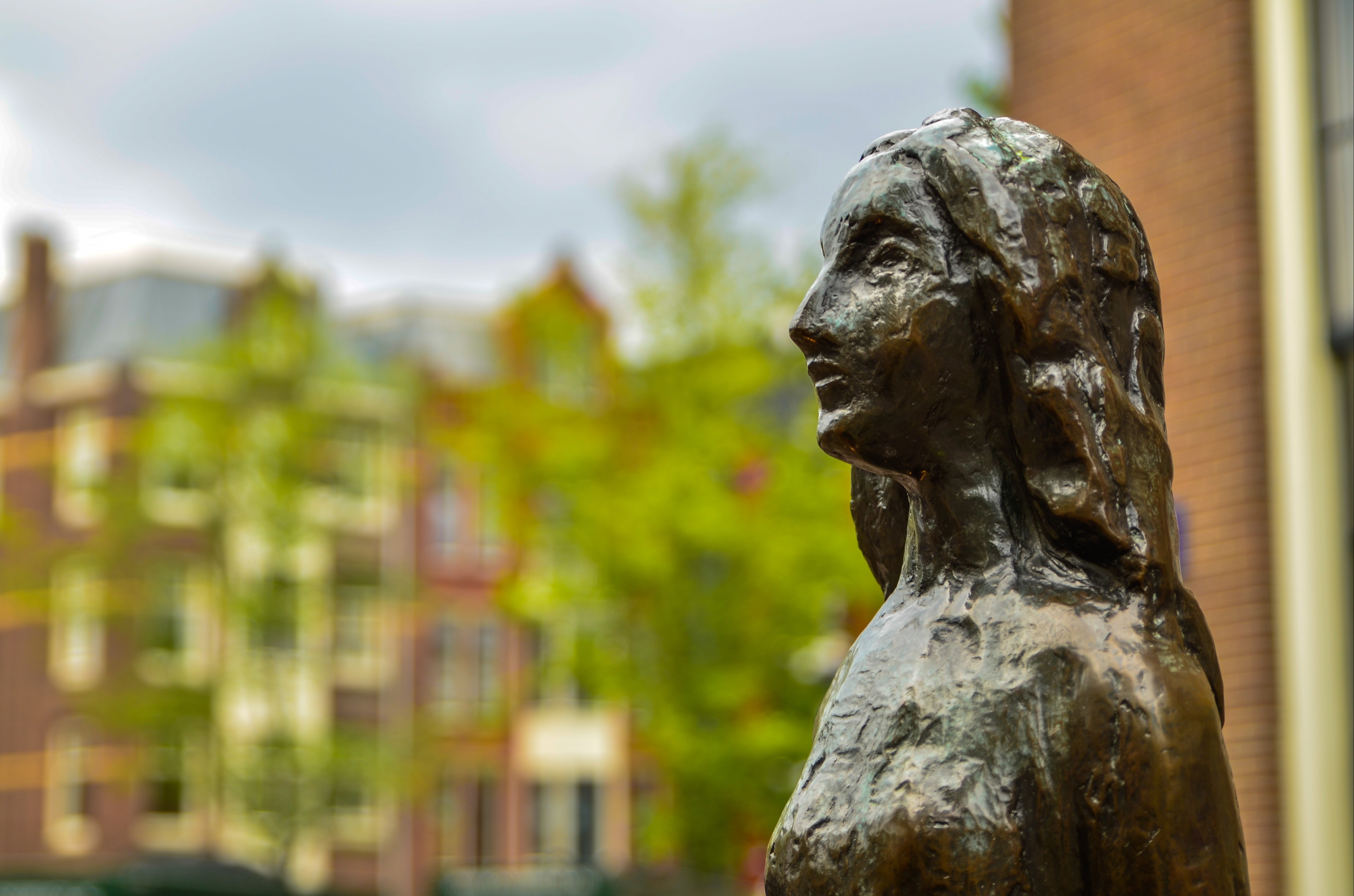 Pomnik Anne Frank w Amsterdamie.