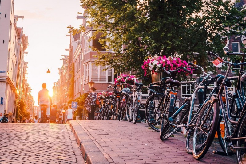 Rowery w Amsterdamie pojawiają się wszędzie.