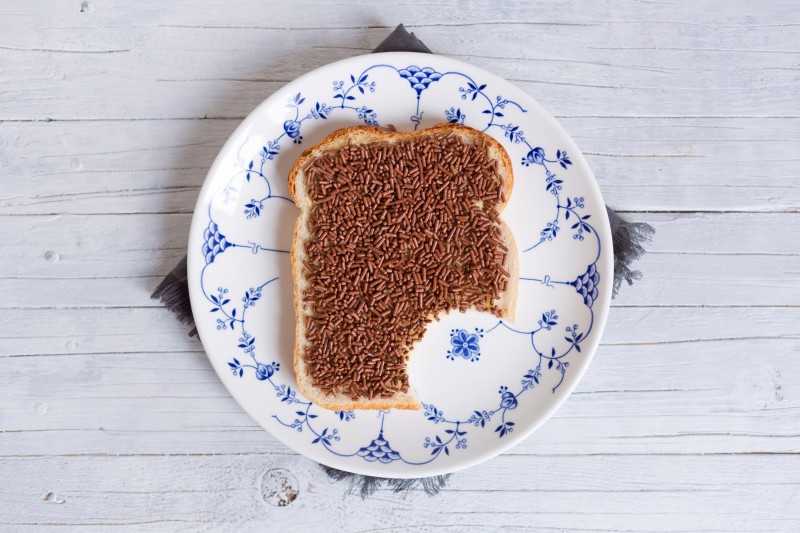 Przekąska składa się z kromki chleba posmarowanej masłem (najczęściej orzechowym), obsypanej drobnymi czekoladowymi granulkami zwanymi Hagelslag.