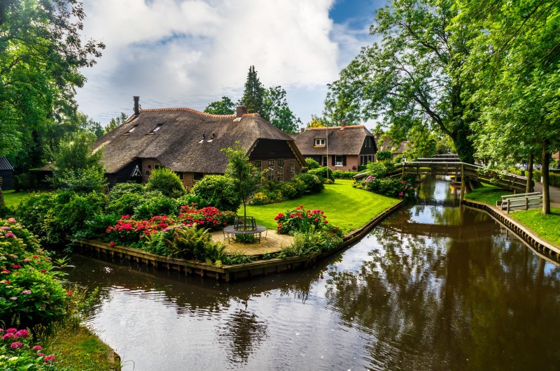Giethoorn to urokliwa wieś w prowincji Overijssel.