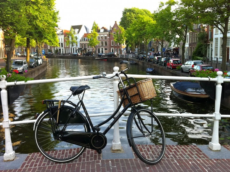 Rowery i kanały w Holandii świetnie się komponują na zdjęciach.