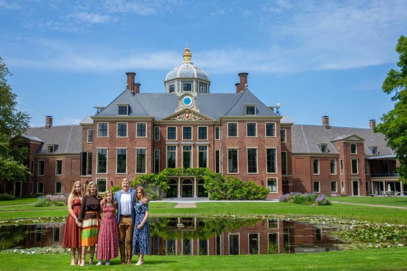 Haga, 19 lipca 2019: Rodzina królewska pozuje w ogrodzie Pałacu Huis ten Bosch na doroczną sesję zdjęciową.