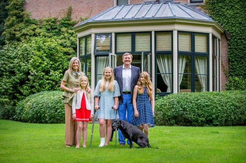 Wassenaar, 8 lipca 2016: Królowa Maksima, Księżniczka Ariane, Księżniczka Orange, Król Willem-Aleksander i Księżniczka Alexia.