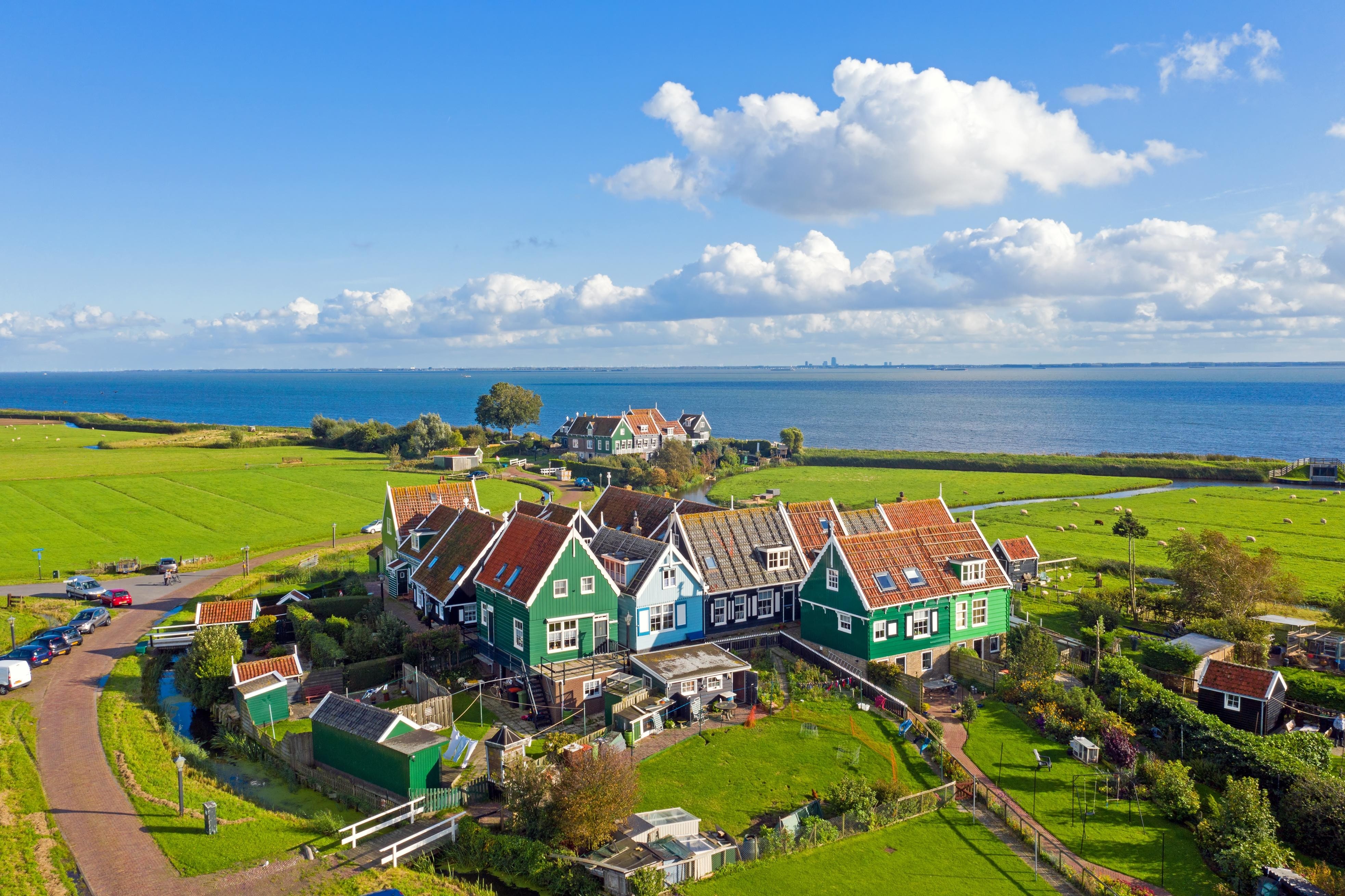 Widok na Marken i jezioro Ijsselmeer.
