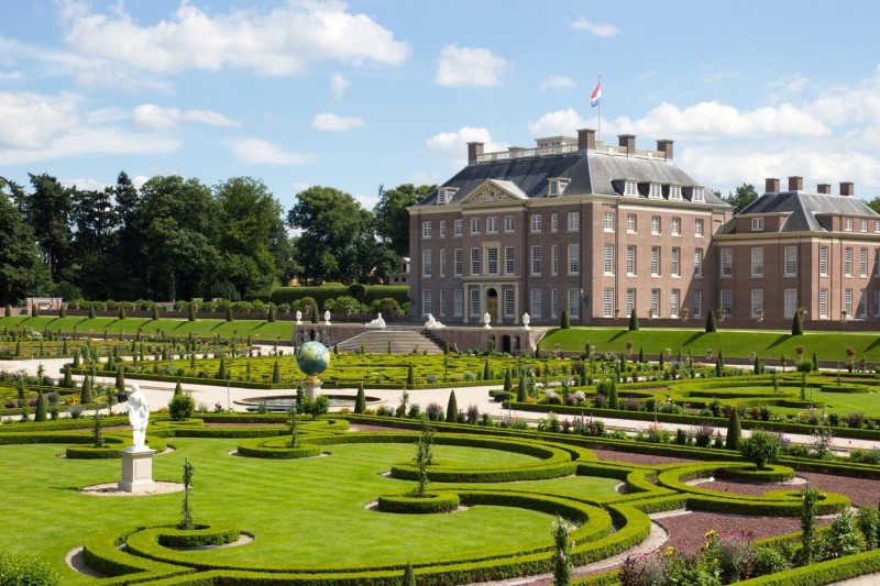Będąc w Apeldoorn warto zobaczyć pałac Het Loo i jego ogrody.