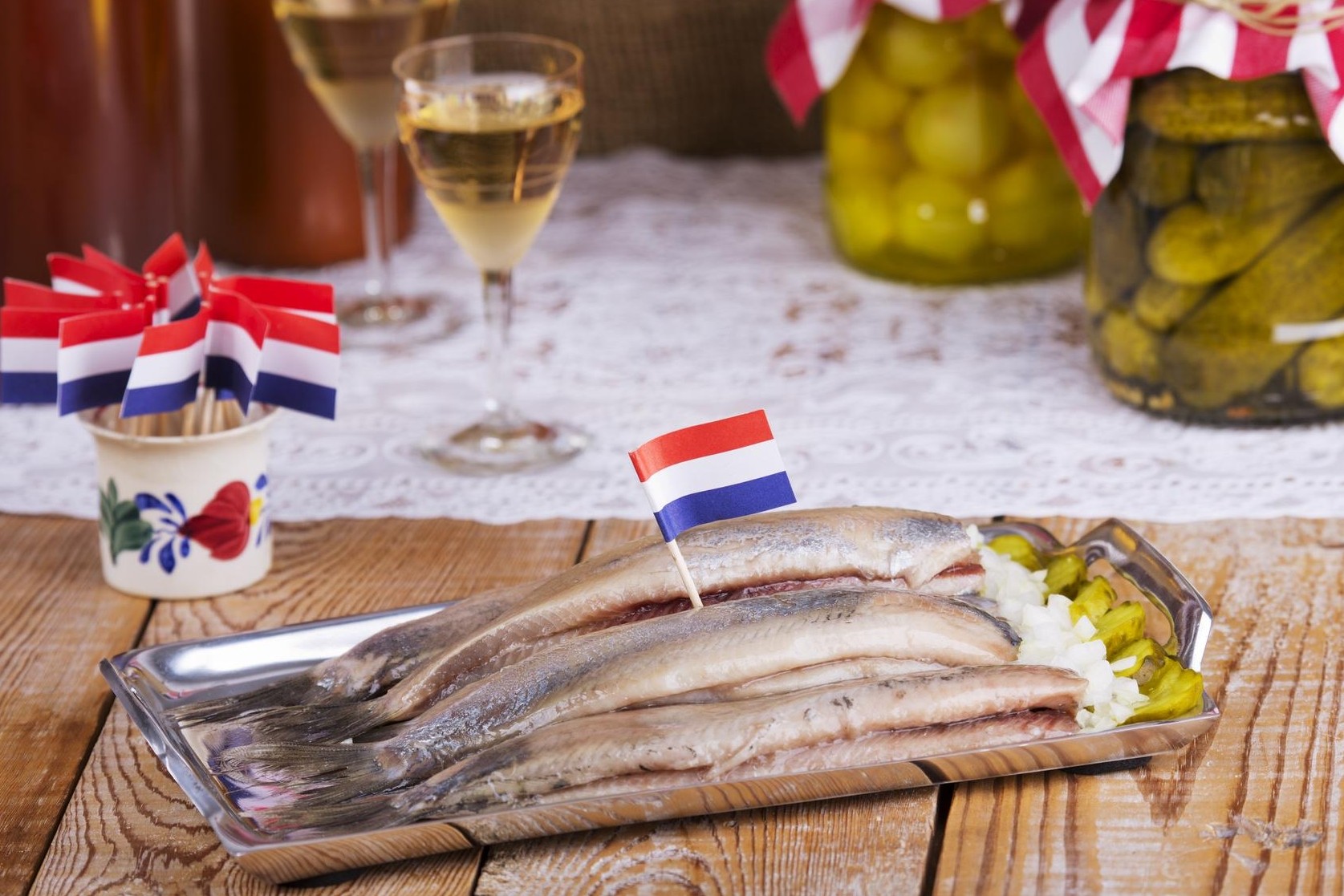Hollandse Nieuwe: tradycyjny śledź połykany w całości.