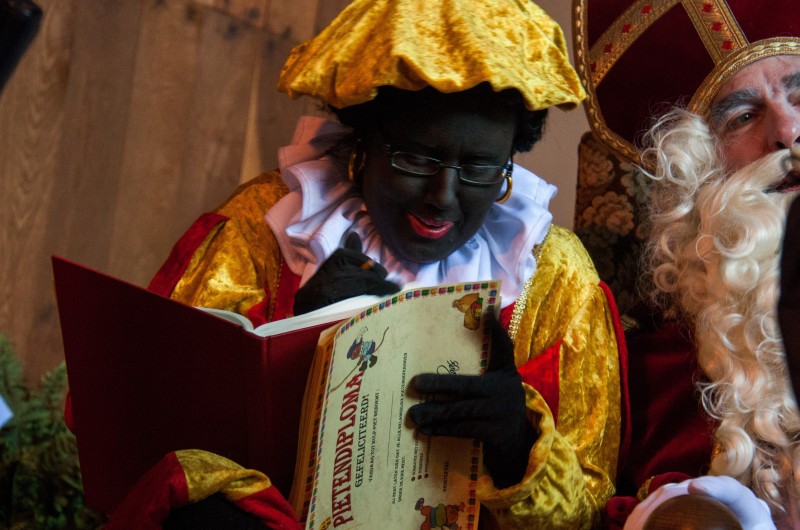 Zwarte Piet ma tradycyjnie twarz pomalowaną na czarno. Nie wszystkim Holendrom ten fakt się podoba.