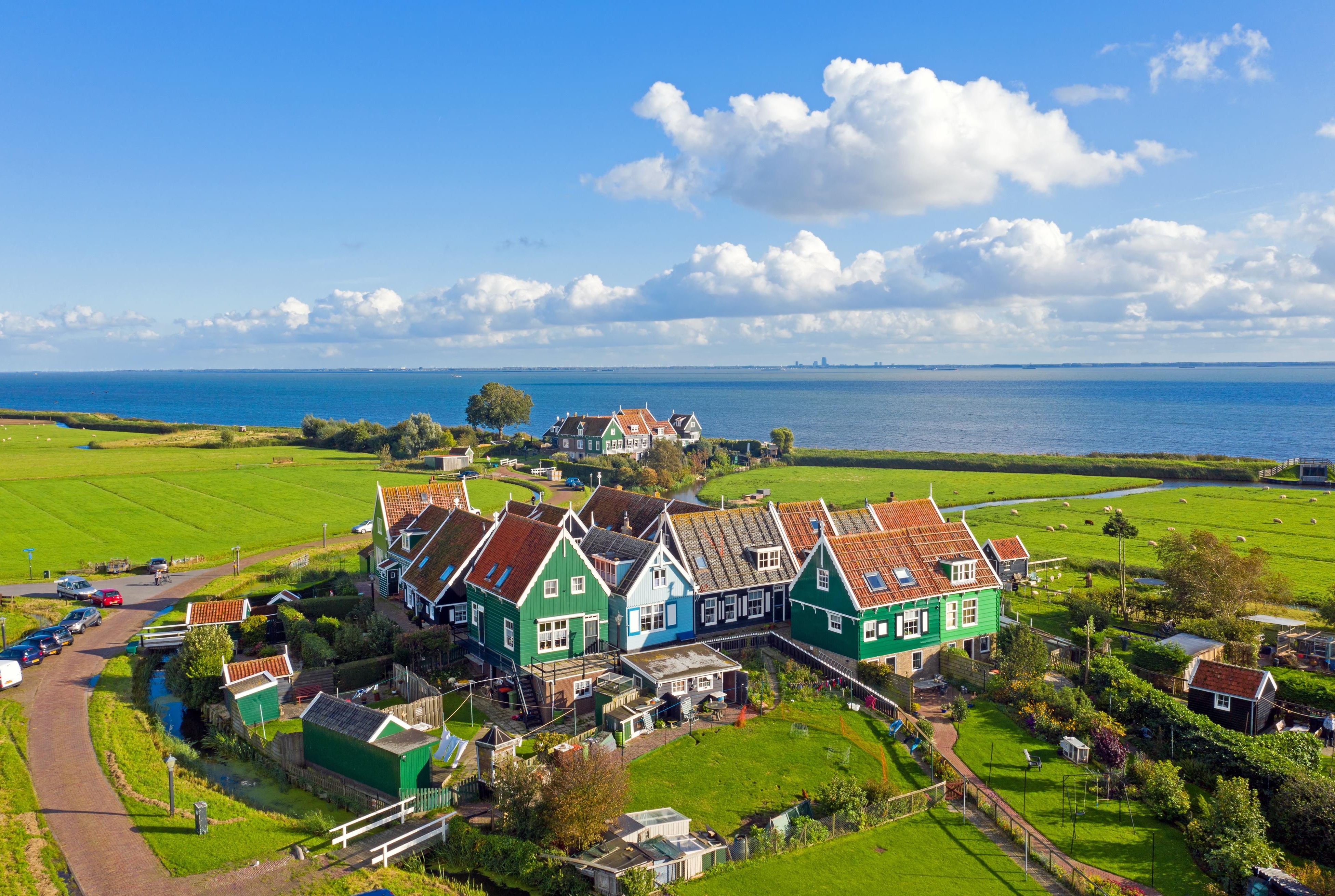 Widok na Marken i jezioro Ijsselmeer.